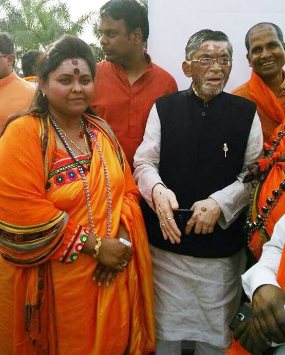 गांधी को गोली, शिवराज को मूर्ति: हिंदू महासभा नेता की तस्वीरें वायरल