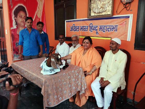 गांधी को गोली, शिवराज को मूर्ति: हिंदू महासभा नेता की तस्वीरें वायरल