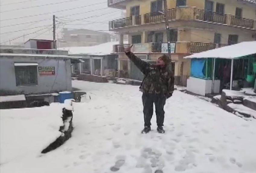 3 राज्यों में भारी बर्फबारी, कहीं आफत में जान, तो कहीं सैलानी मस्त