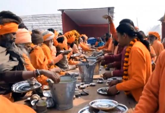 प्रयागराज में क्यों छा गए हैं फ्रांस से आए 'डेनियल बाबा'?