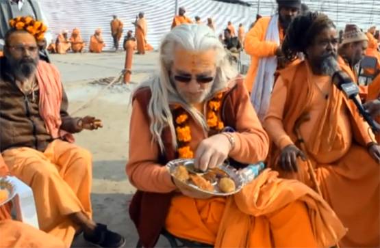 प्रयागराज में क्यों छा गए हैं फ्रांस से आए 'डेनियल बाबा'?