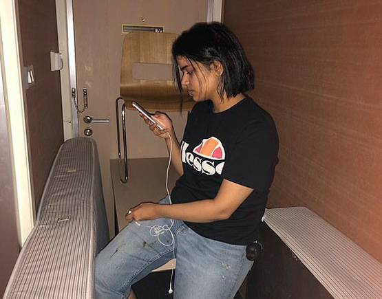 लड़की ने इस्लाम छोड़ा, होटल में हुई बंद, 'घर वाले ले सकते हैं जान'