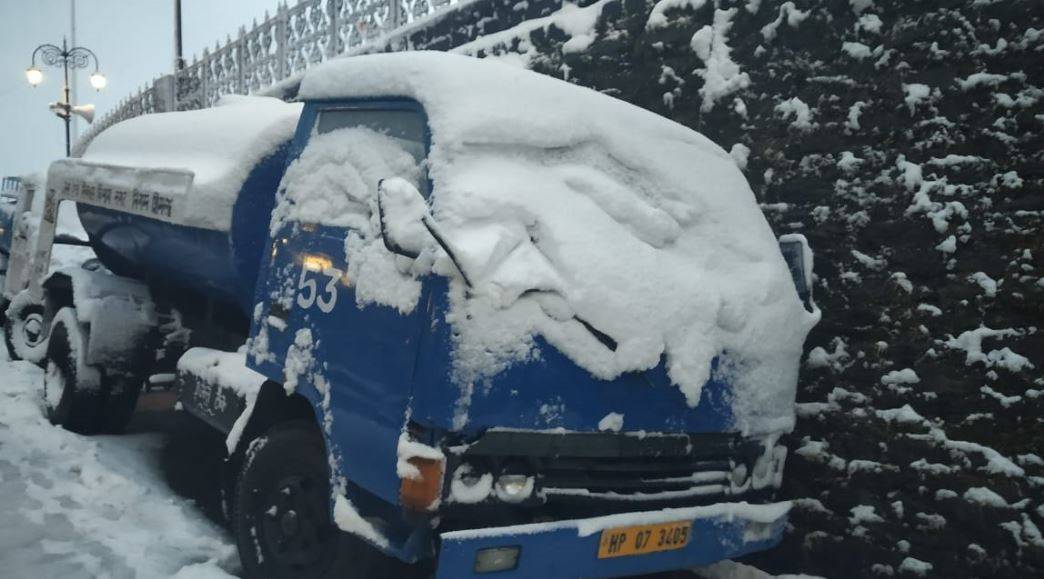 3 राज्यों में भारी बर्फबारी, कहीं आफत में जान, तो कहीं सैलानी मस्त