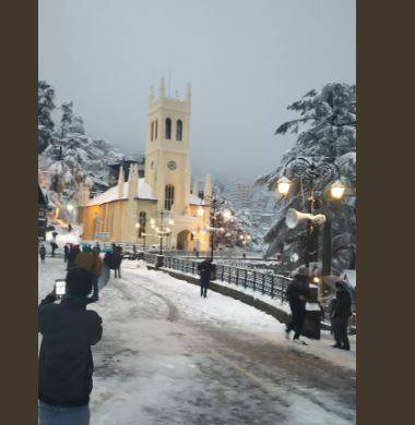 3 राज्यों में भारी बर्फबारी, कहीं आफत में जान, तो कहीं सैलानी मस्त