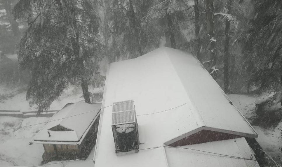 3 राज्यों में भारी बर्फबारी, कहीं आफत में जान, तो कहीं सैलानी मस्त