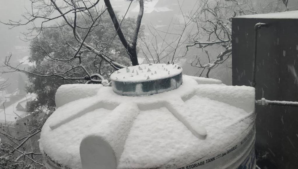 3 राज्यों में भारी बर्फबारी, कहीं आफत में जान, तो कहीं सैलानी मस्त