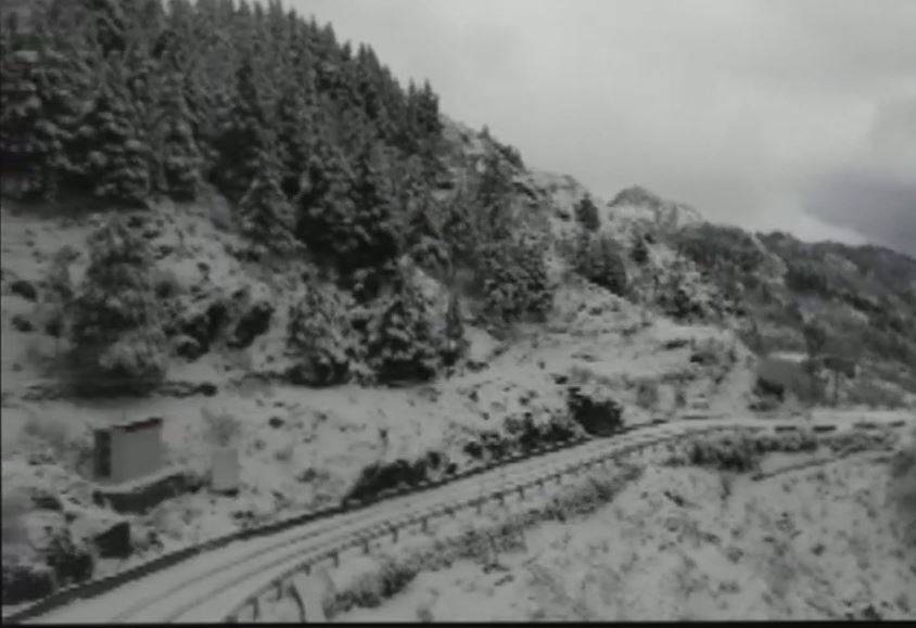 3 राज्यों में भारी बर्फबारी, कहीं आफत में जान, तो कहीं सैलानी मस्त