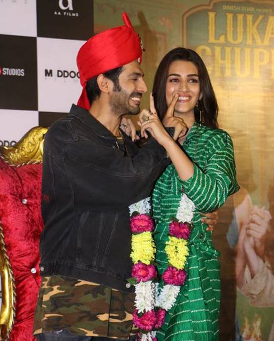 ट्रेलर लॉन्च में क्रिएट हुआ शादी का सीन, ऐसे दिखे कार्तिक-कृति