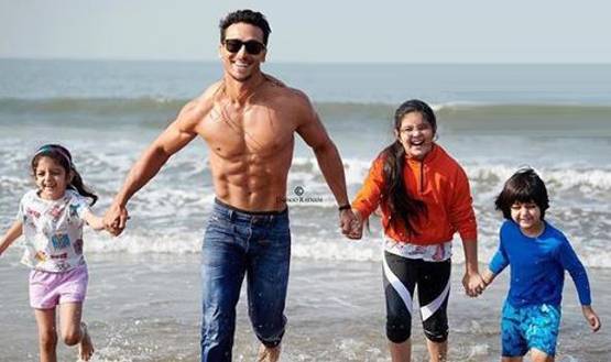 डब्बू रतनानी कैलेंडर 2019: ऐश्वर्या-जाह्नवी का ग्लैमरस लुक