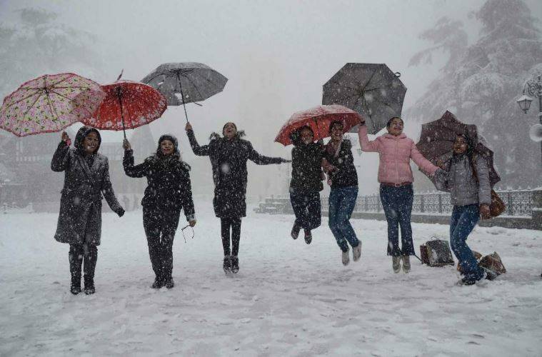 3 राज्यों में भारी बर्फबारी, कहीं आफत में जान, तो कहीं सैलानी मस्त