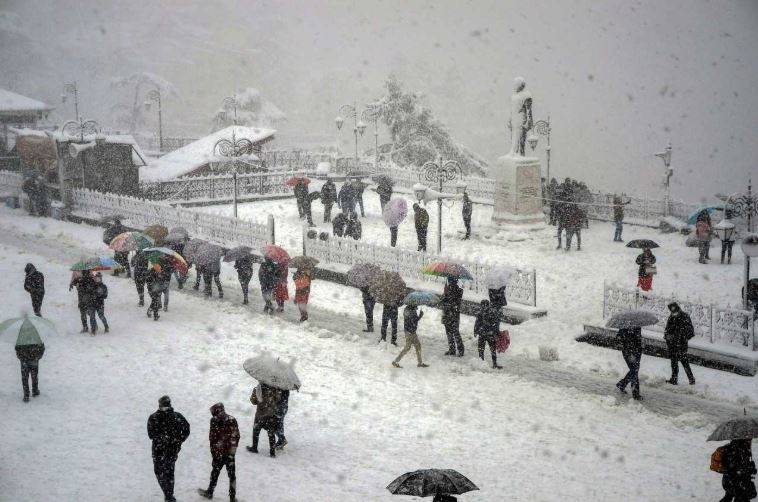 3 राज्यों में भारी बर्फबारी, कहीं आफत में जान, तो कहीं सैलानी मस्त