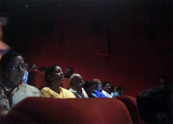 उरी मूवी देखने PVR पहुंचीं रक्षा मंत्री, लोग बोले- हो रहा गर्व