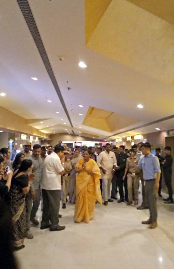 उरी मूवी देखने PVR पहुंचीं रक्षा मंत्री, लोग बोले- हो रहा गर्व