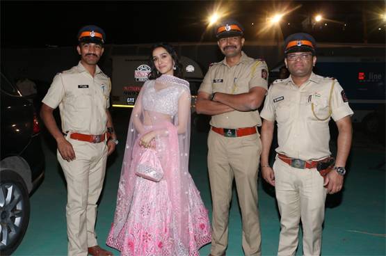 Umang 2019 अवॉर्ड में पहुंचे स्टार्स, यूं हुआ वेलकम