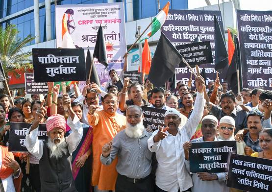 PHOTO: पुलवामा से गुस्से में देश, शहीदों के परिवार में मातम