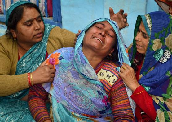 PHOTO: पुलवामा से गुस्से में देश, शहीदों के परिवार में मातम