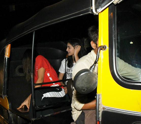 अनन्या पांडे संग सारा की ऑटो राइड, कैमरा देख छिपाने लगीं चेहरा