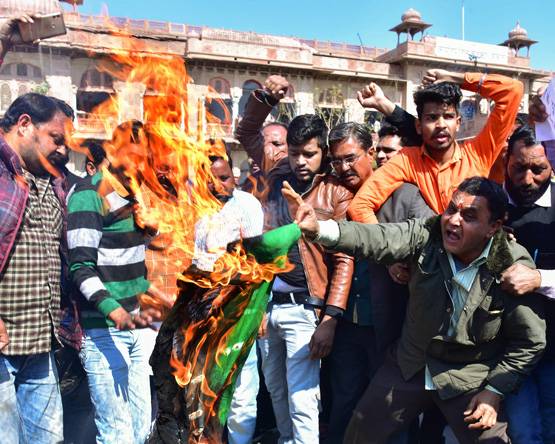 PHOTO: पुलवामा से गुस्से में देश, शहीदों के परिवार में मातम