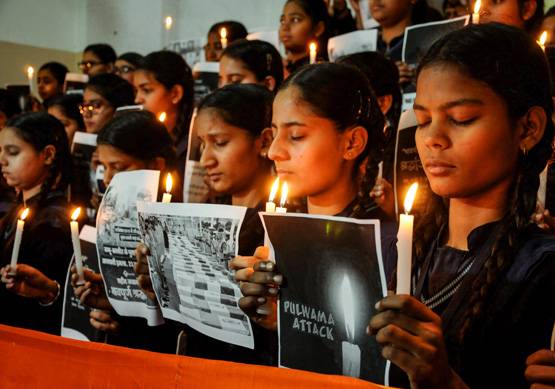 PHOTO: पुलवामा से गुस्से में देश, शहीदों के परिवार में मातम