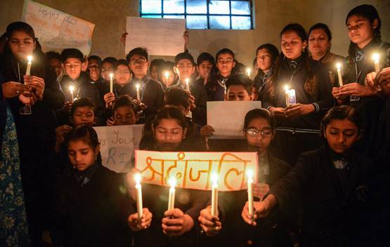 PHOTO: पुलवामा से गुस्से में देश, शहीदों के परिवार में मातम