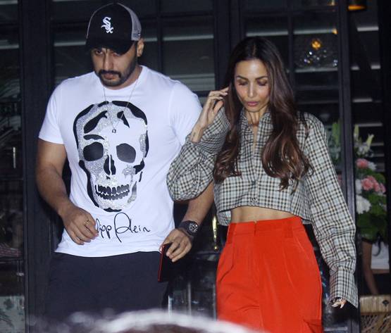 अर्जुन कपूर का हाथ थामे नजर आईं मलाइका अरोड़ा, PHOTOS