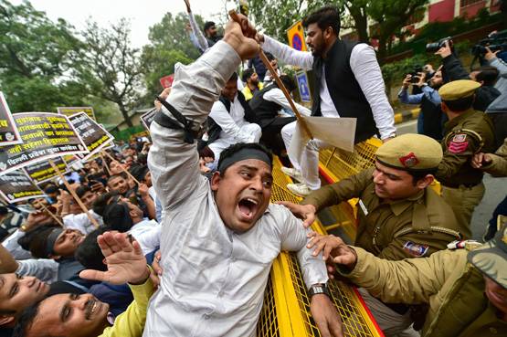 PHOTO: पुलवामा से गुस्से में देश, शहीदों के परिवार में मातम