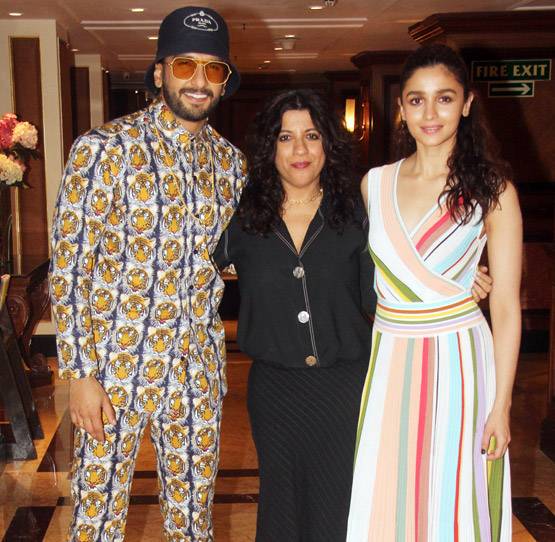 गली बॉय की स्क्रीनिंग में रणवीर-आलिया का स्टाइलिश लुक, PHOTOS