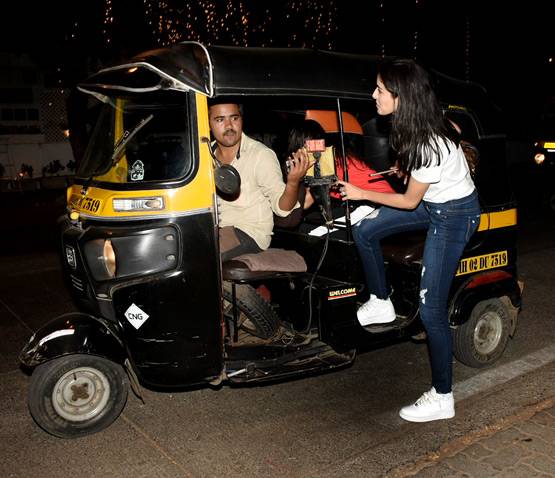 अनन्या पांडे संग सारा की ऑटो राइड, कैमरा देख छिपाने लगीं चेहरा