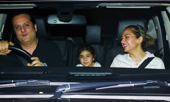 फैमिली संग डिनर डेट पर फरदीन खान, एक्टर की बेटी ने यूं दिए पोज