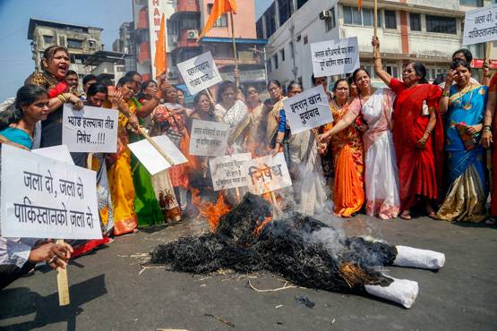 PHOTO: पुलवामा से गुस्से में देश, शहीदों के परिवार में मातम
