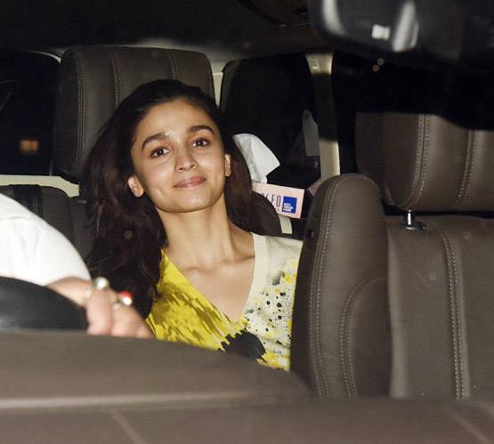 गली बॉय की स्क्रीनिंग में रणवीर-आलिया का स्टाइलिश लुक, PHOTOS