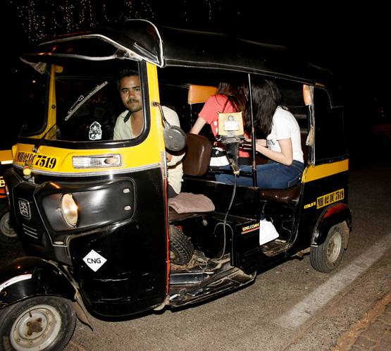 अनन्या पांडे संग सारा की ऑटो राइड, कैमरा देख छिपाने लगीं चेहरा