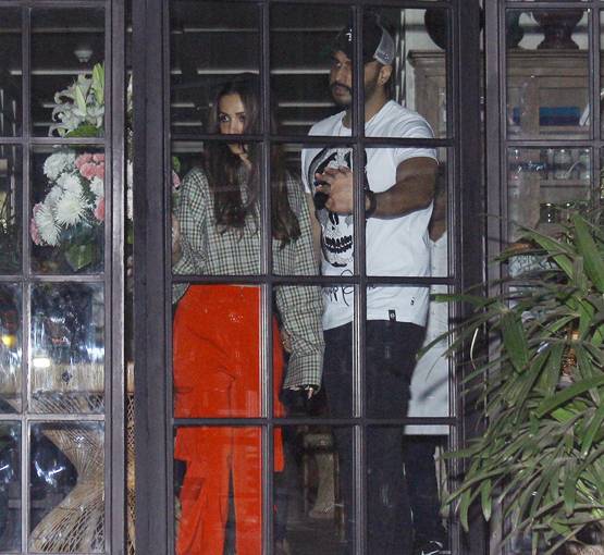 अर्जुन कपूर का हाथ थामे नजर आईं मलाइका अरोड़ा, PHOTOS