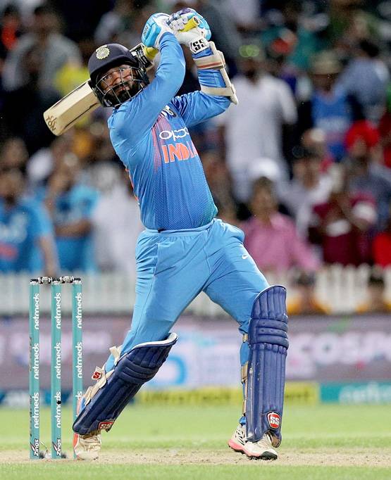 'खुद को धोनी समझकर पंड्या को नहीं दी स्ट्राइक', ट्रोल हुए कार्तिक