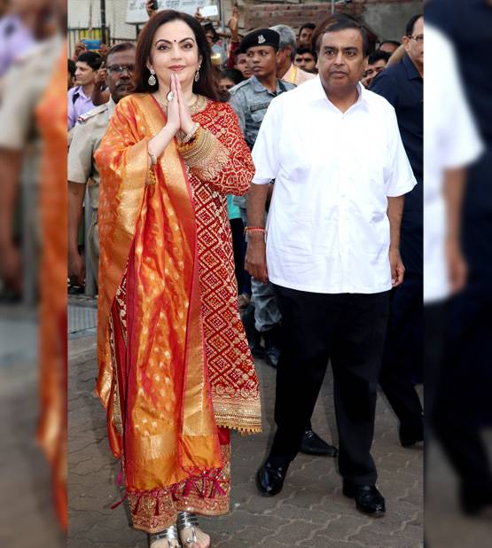 मुकेश-नीता अंबानी पहुंचे सिद्ध‍ि विनायक, दिया बेटे की शादी का कार्ड