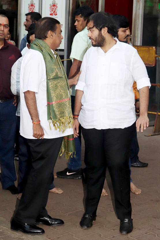 मुकेश-नीता अंबानी पहुंचे सिद्ध‍ि विनायक, दिया बेटे की शादी का कार्ड
