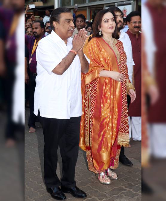मुकेश-नीता अंबानी पहुंचे सिद्ध‍ि विनायक, दिया बेटे की शादी का कार्ड