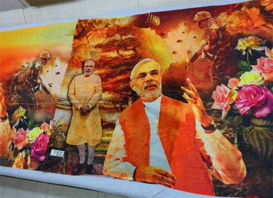 मोदी-राहुल-प्रियंका के बाद अब साड़ी पर सर्जिकल स्ट्राइक, PHOTOS