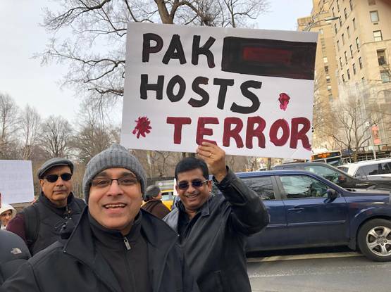 अमेरिका में पाक दूतावास के बाहर भारतीयों का प्रदर्शन