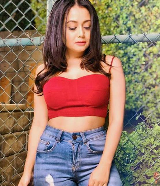 शो में इमोशनल हुईं नेहा को शिल्पा ने संभाला, बताया कैसे रहें खुश