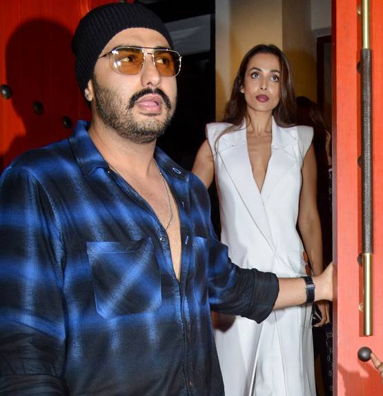 मलाइका की गर्ल गैंग संग अर्जुन कपूर की ड‍िनर डेट, देखें PHOTOS