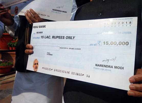 आ गया, आ गया 15 लाख का चेक! संसद के बाहर लोगों के हाथों में दिखा