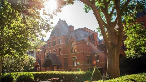 जिस कॉलेज से की थी अभिषेक बच्चन ने पढ़ाई, जानें- कितनी है फीस