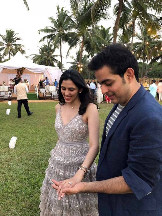 मुकेश-नीता अंबानी पहुंचे सिद्ध‍ि विनायक, दिया बेटे की शादी का कार्ड