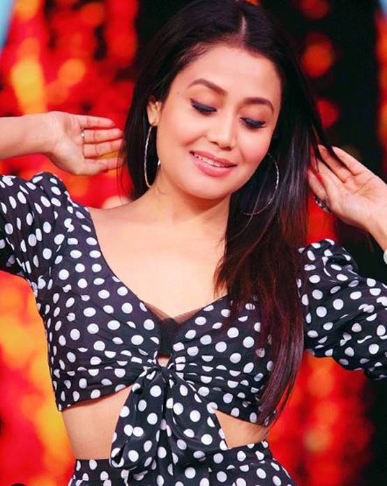 शो में इमोशनल हुईं नेहा को शिल्पा ने संभाला, बताया कैसे रहें खुश