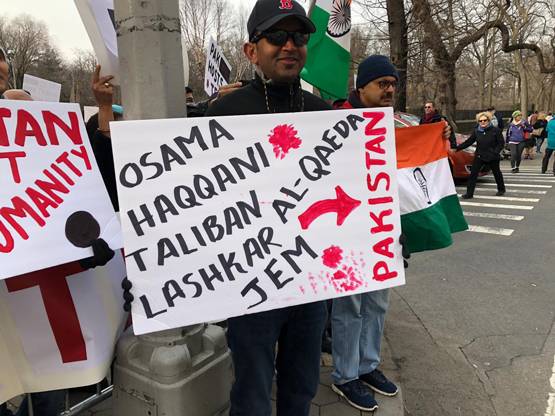 अमेरिका में पाक दूतावास के बाहर भारतीयों का प्रदर्शन