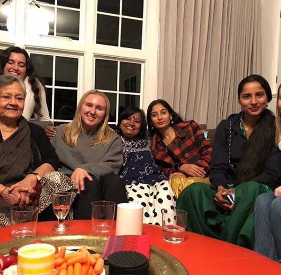 ऑस्कर के रेड कार्पेट पर हापुड़ की स्नेहा का जलवा, जीता अवॉर्ड