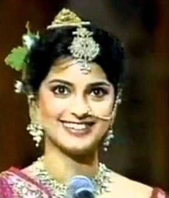 35 साल पहले रेखा ने जूही चावला को यूं पहनाया था मिस इंड‍िया का ताज