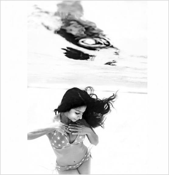 मां तनुजा संग पूल में तनीषा मुखर्जी ने किया इंजॉय, देखें तस्वीरें