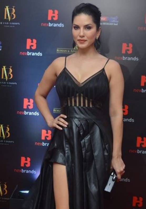 अवॉर्ड नाइट में सनी लियोनी का ग्लैमरस लुक, पति संग आईं नजर